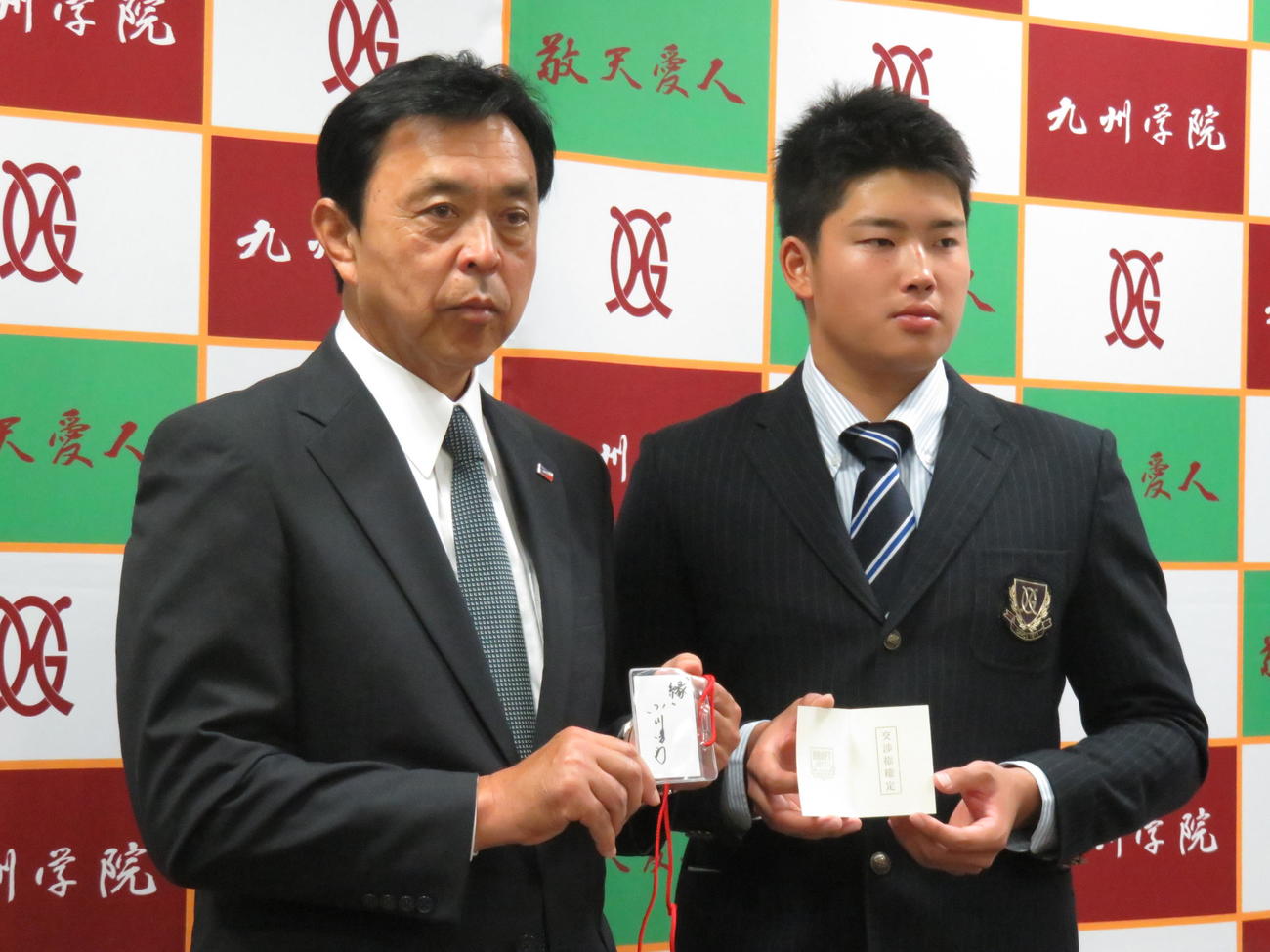 2017年10月27日、小川監督（左）の指名あいさつを受けたヤクルトのドラフト1位、九州学院・村上