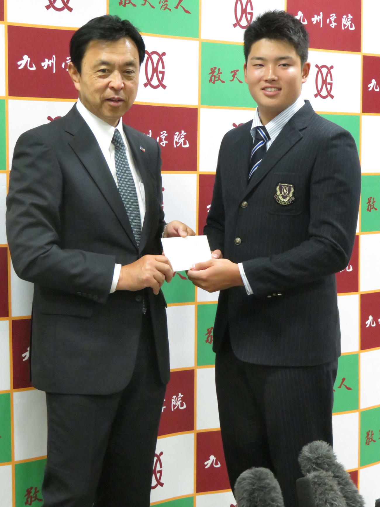 2017年10月27日、小川監督（左）の指名あいさつを受けたヤクルトのドラフト1位、九州学院・村上