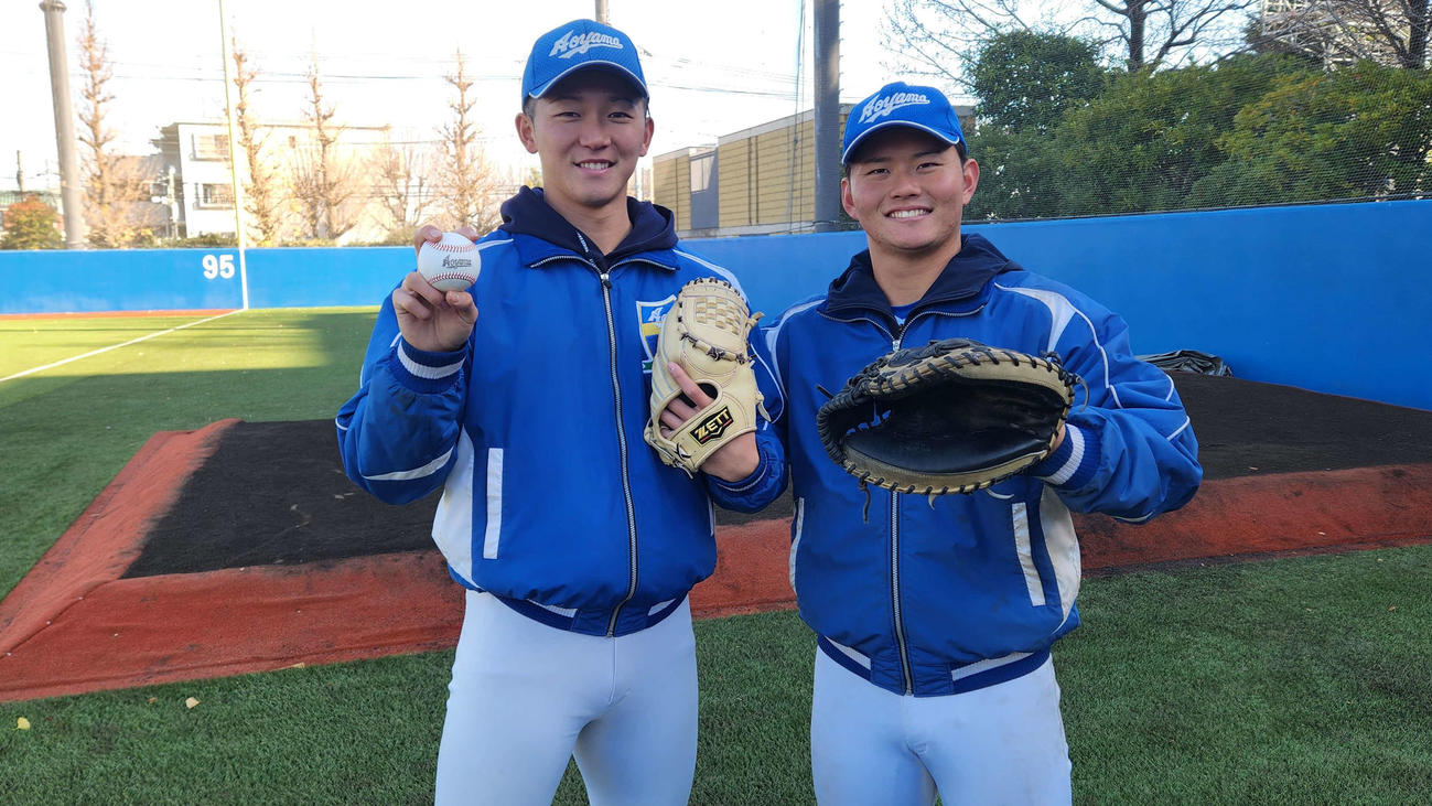 練習納めを終え、笑顔をみせる青学大・鈴木（左）と渡部（撮影・保坂淑子）