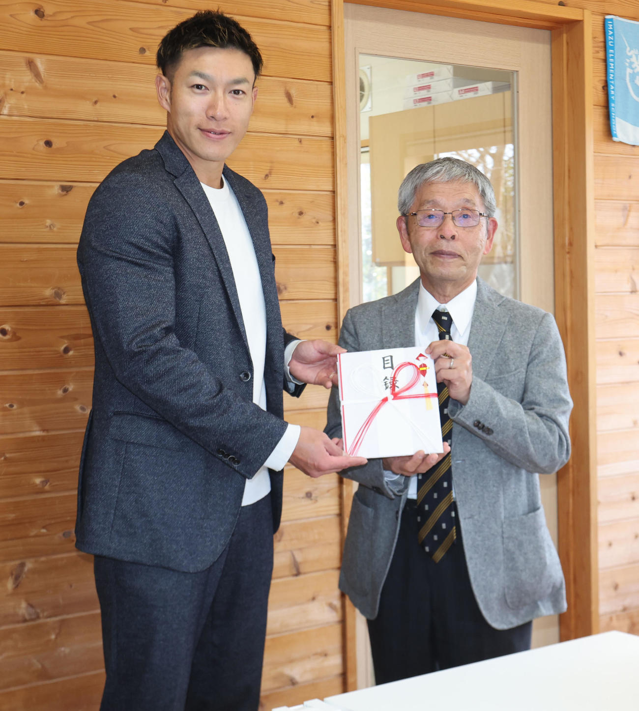 「SOS子どもの村」に寄付をするソフトバンク柳田（撮影・梅根麻紀）
