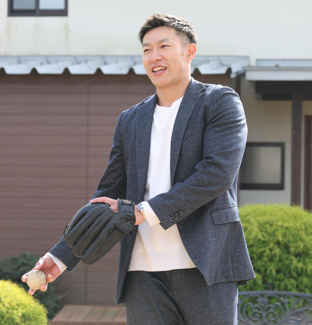 「SOS子どもの村」で子どもたちと遊ぶソフトバンク柳田（撮影・梅根麻紀）