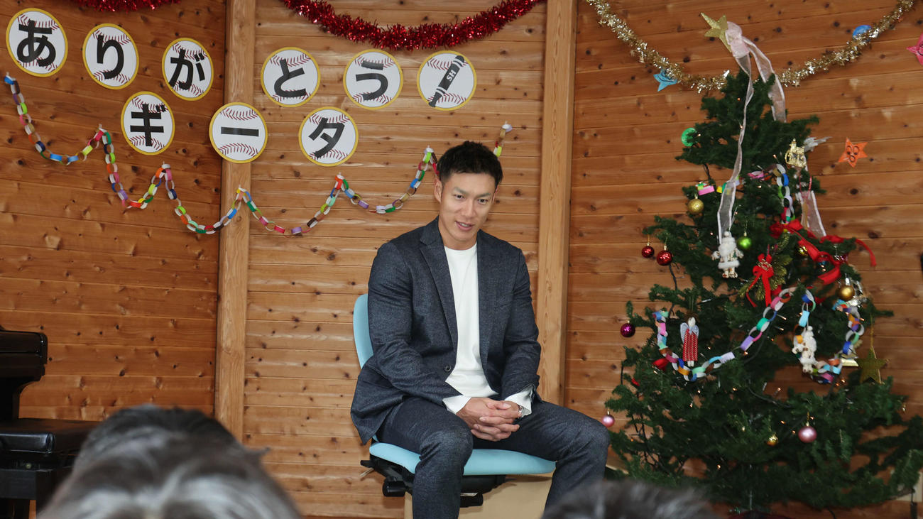 「SOS子どもの村」で子どもたちと話をするソフトバンク柳田（撮影・梅根麻紀）