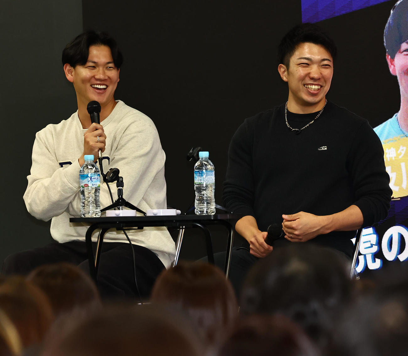 トークショーで笑顔を見せる阪神及川（左）と石井（撮影・上田博志）