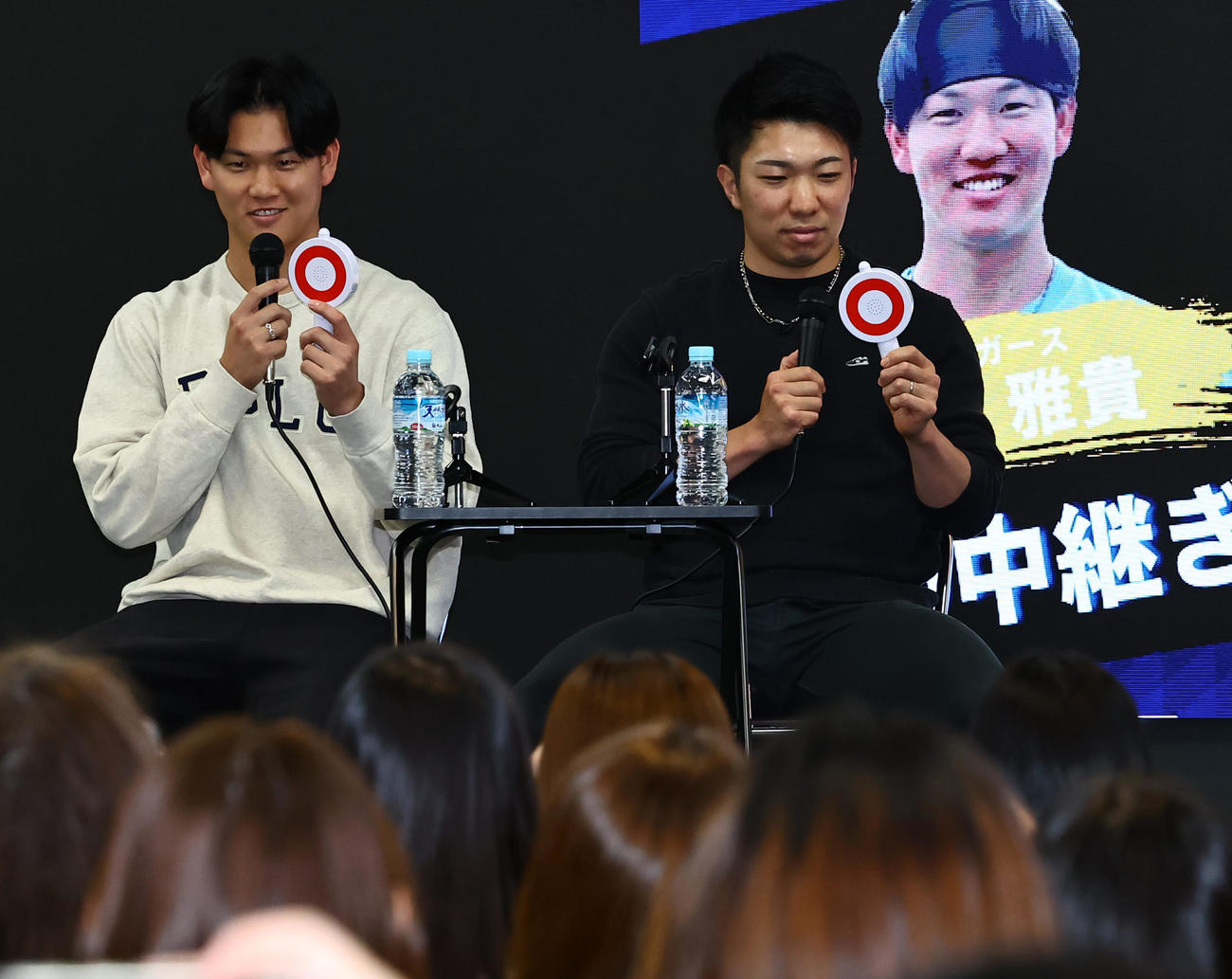 トークショーで○×クエスチョンに答える阪神及川（左）と石井（撮影・上田博志）