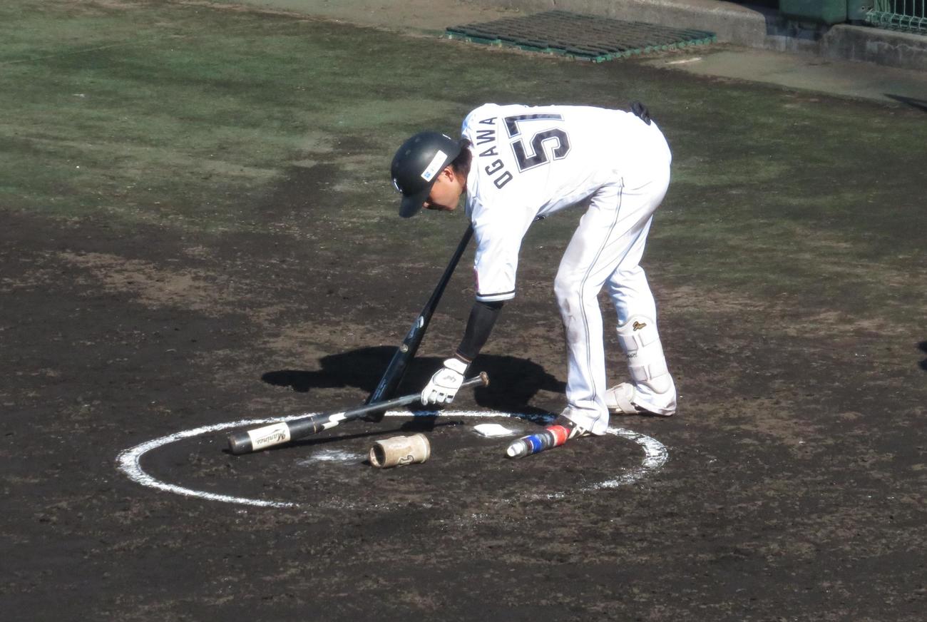 ネクスト・バッタースボックスをきれいに整える小川（撮影・星夏穂）