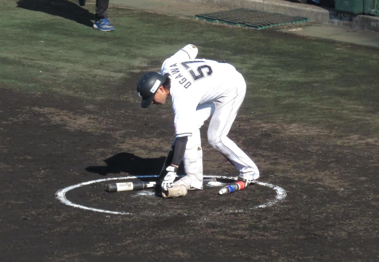 ネクスト・バッタースボックスをきれいに整える小川（撮影・星夏穂）