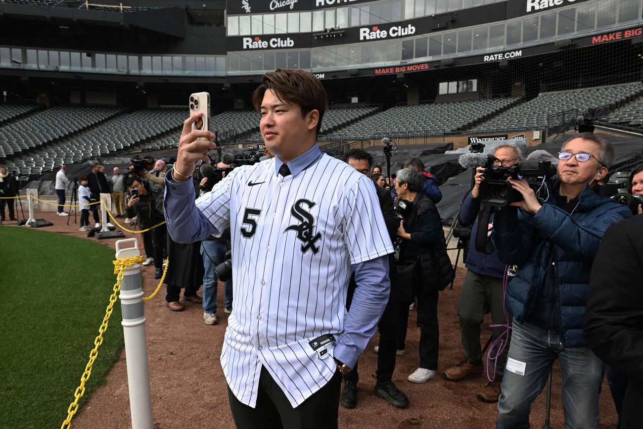 シカゴの本拠地レートフィールドで入団発表会見したホワイトソックス村上宗隆（AP）