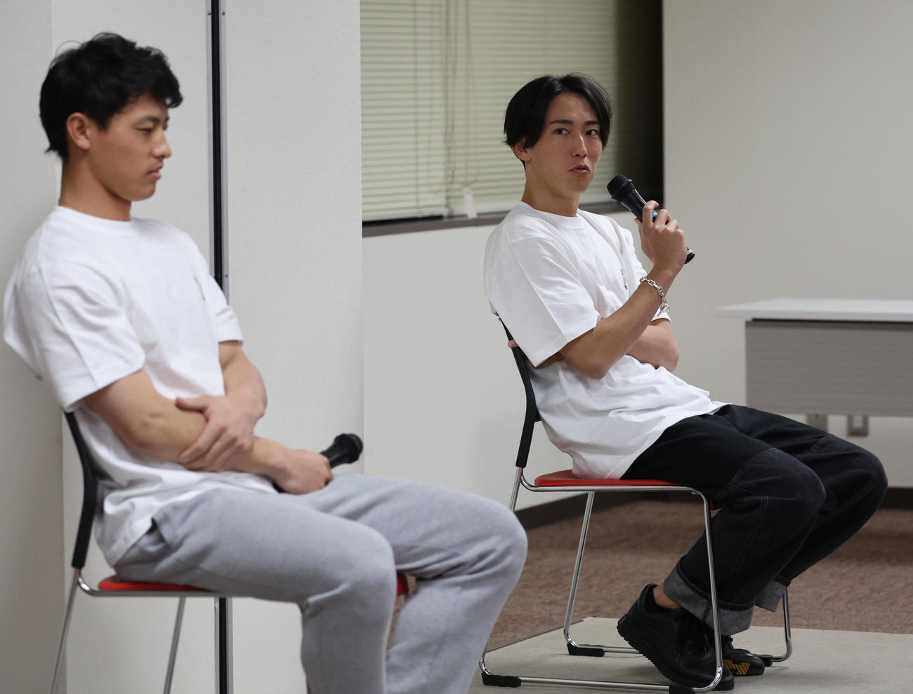 トークショーでファンを楽しませたソフトバンク大津と楽天辰己（手前）