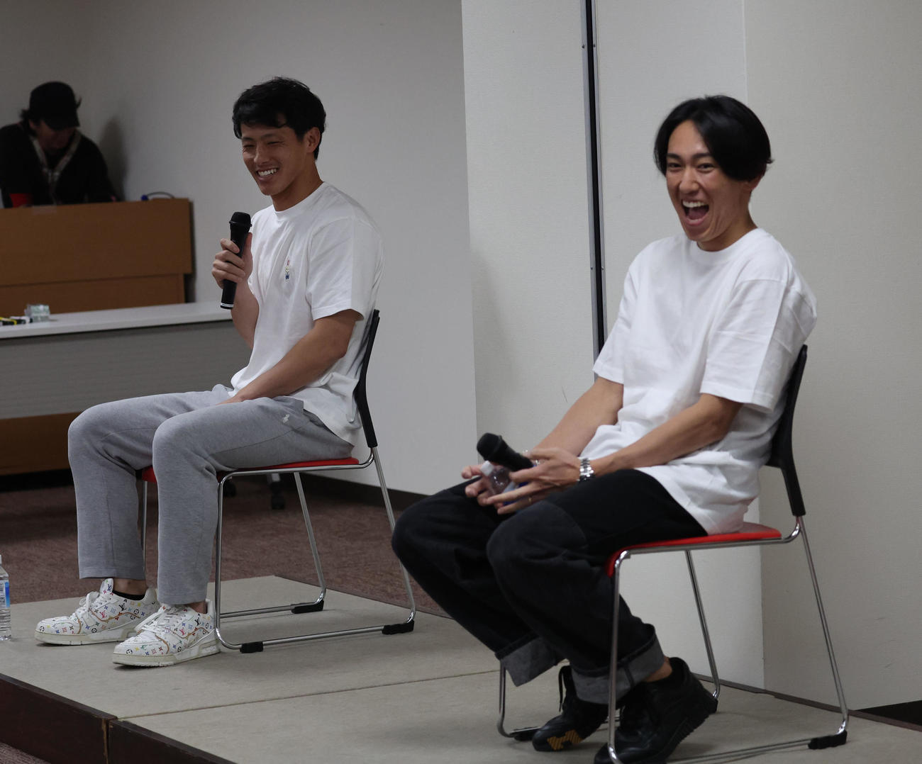 トークショーでファンを楽しませたソフトバンク大津（手前）と楽天辰己（手前）