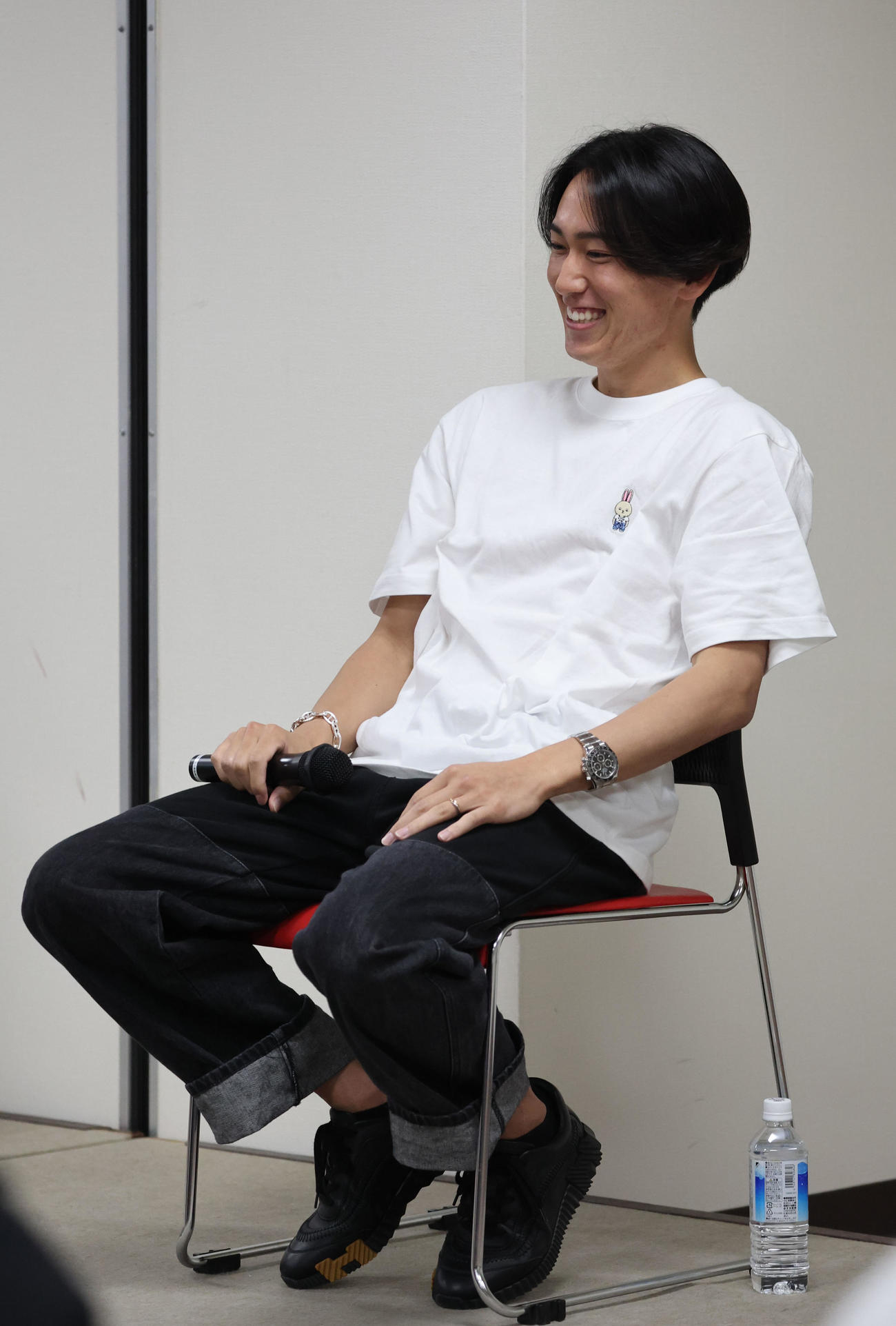 トークショーでファンを楽しませたソフトバンク大津（撮影・梅根麻紀）