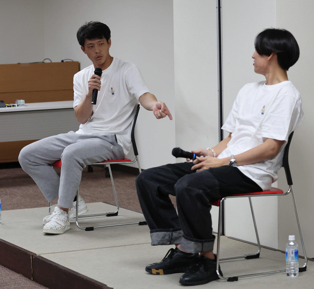 トークショーでファンを楽しませたソフトバンク大津（手前）と楽天辰己（手前）