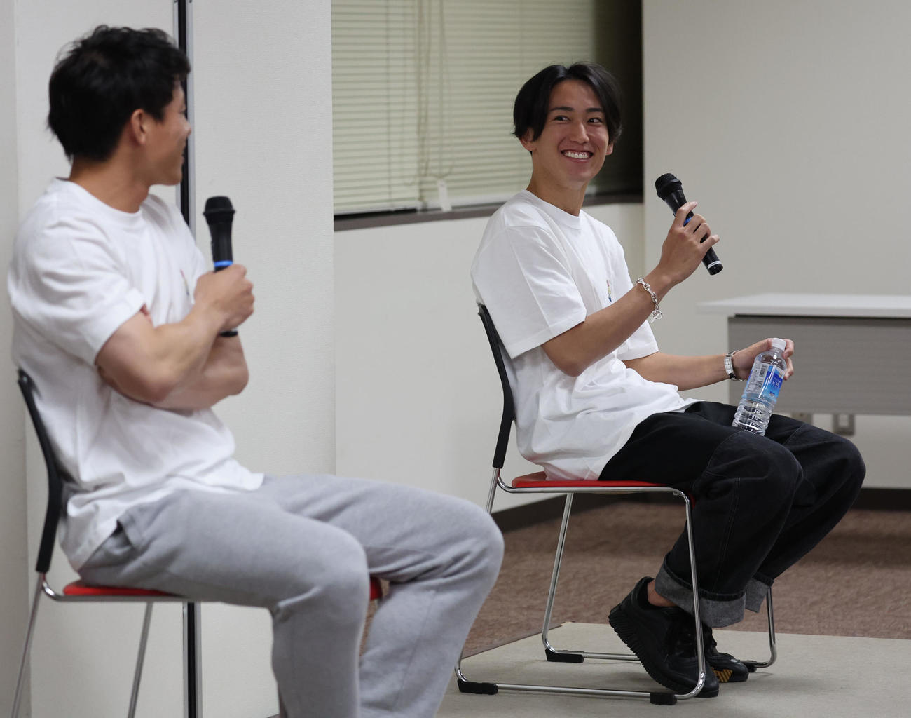 トークショーでファンを楽しませたソフトバンク大津と楽天辰己（手前）