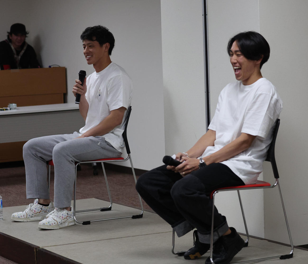 トークショーでファンを楽しませたソフトバンク大津（手前）と楽天辰己（手前）