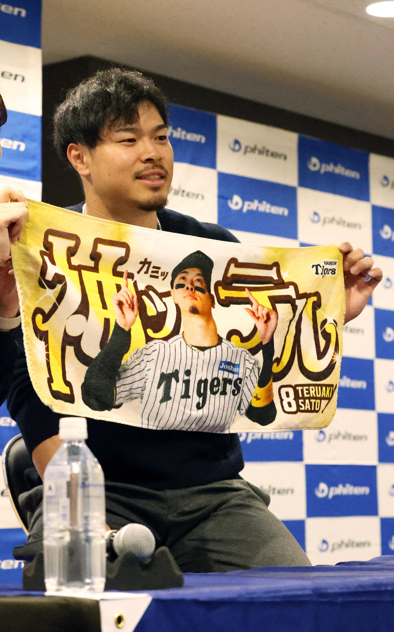 ファイテントークショーでファンと記念撮影する阪神佐藤輝（撮影・上山淳一）