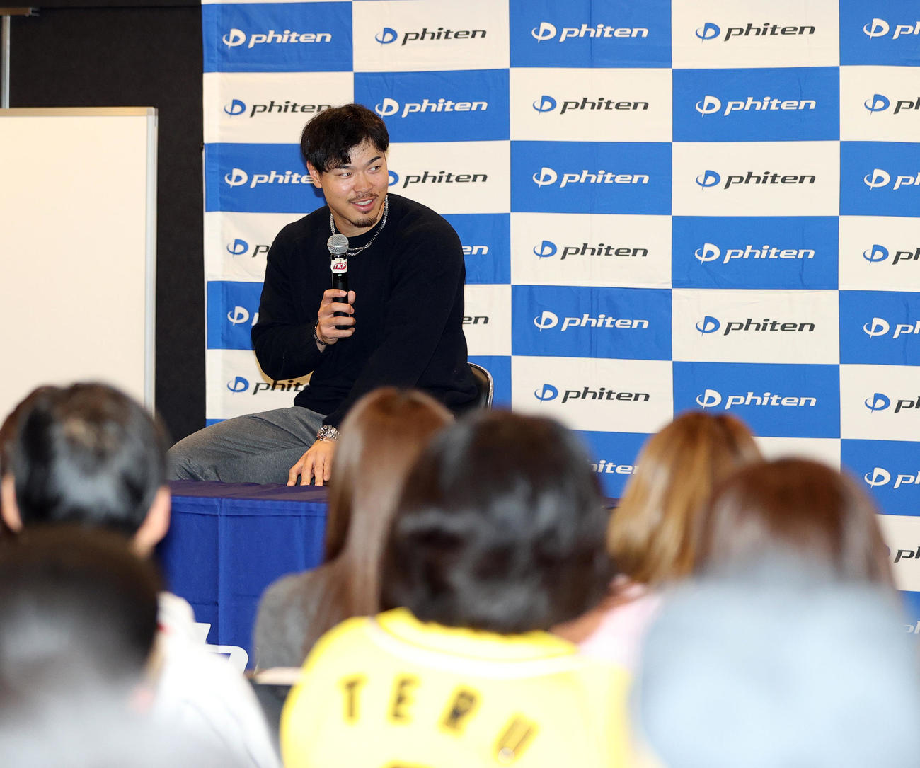 ファイテントークショーに参加した阪神佐藤輝（撮影・上山淳一）