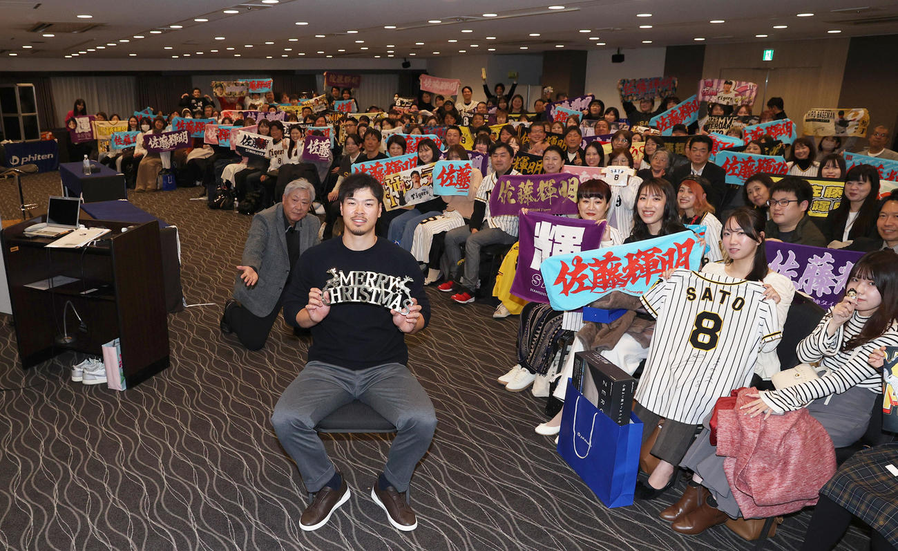 ファイテントークショーでファンと一緒に記念撮影する阪神佐藤輝（撮影・上山淳一）
