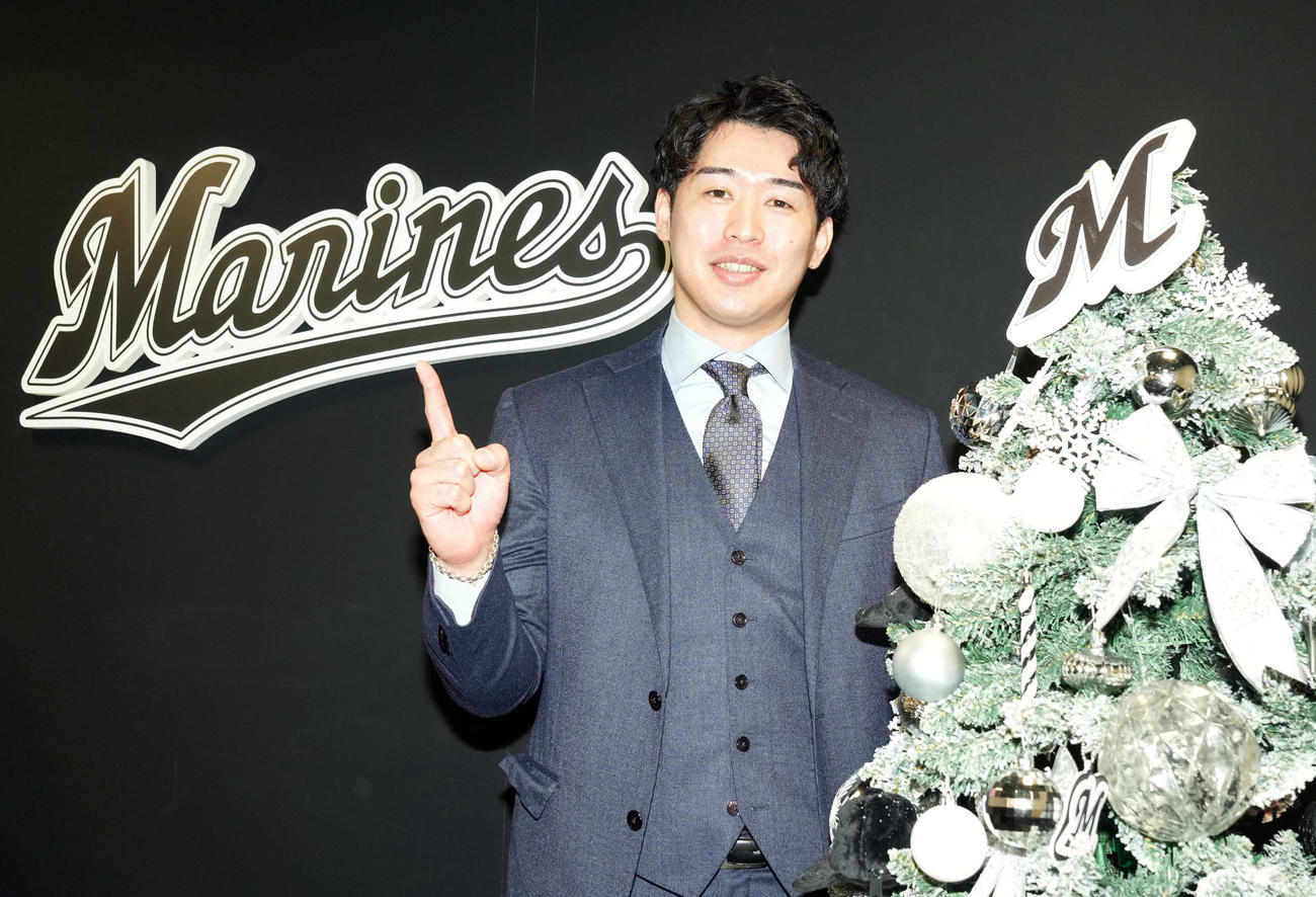 「1番目指してがんばります」笑顔でポーズを決めるロッテ種市（撮影・たえ見朱実）