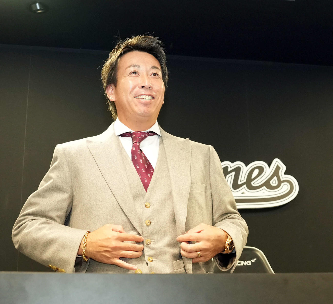 会見を終えサバサバした表情を見せるロッテ益田（撮影・たえ見朱実）