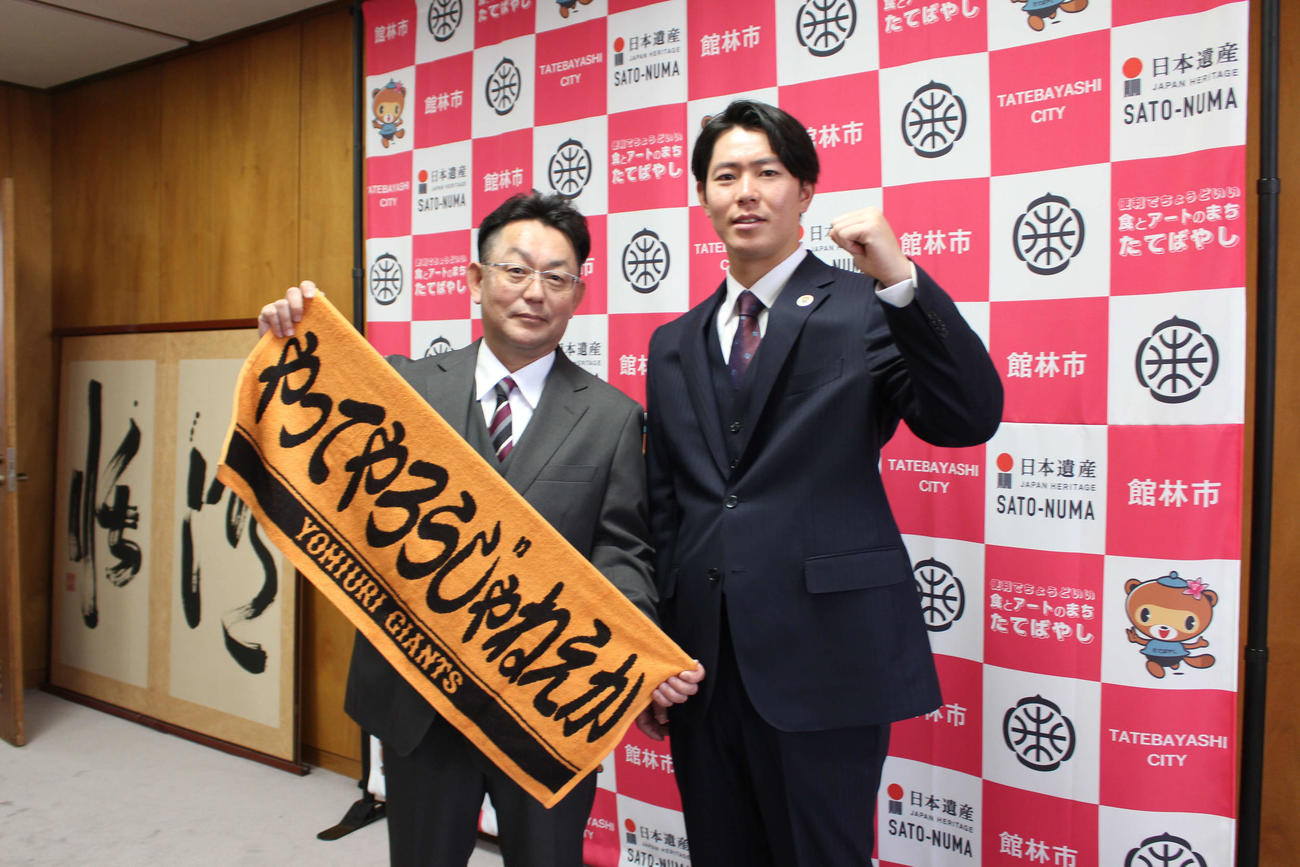 皆川は父清春さん（左）とポーズ