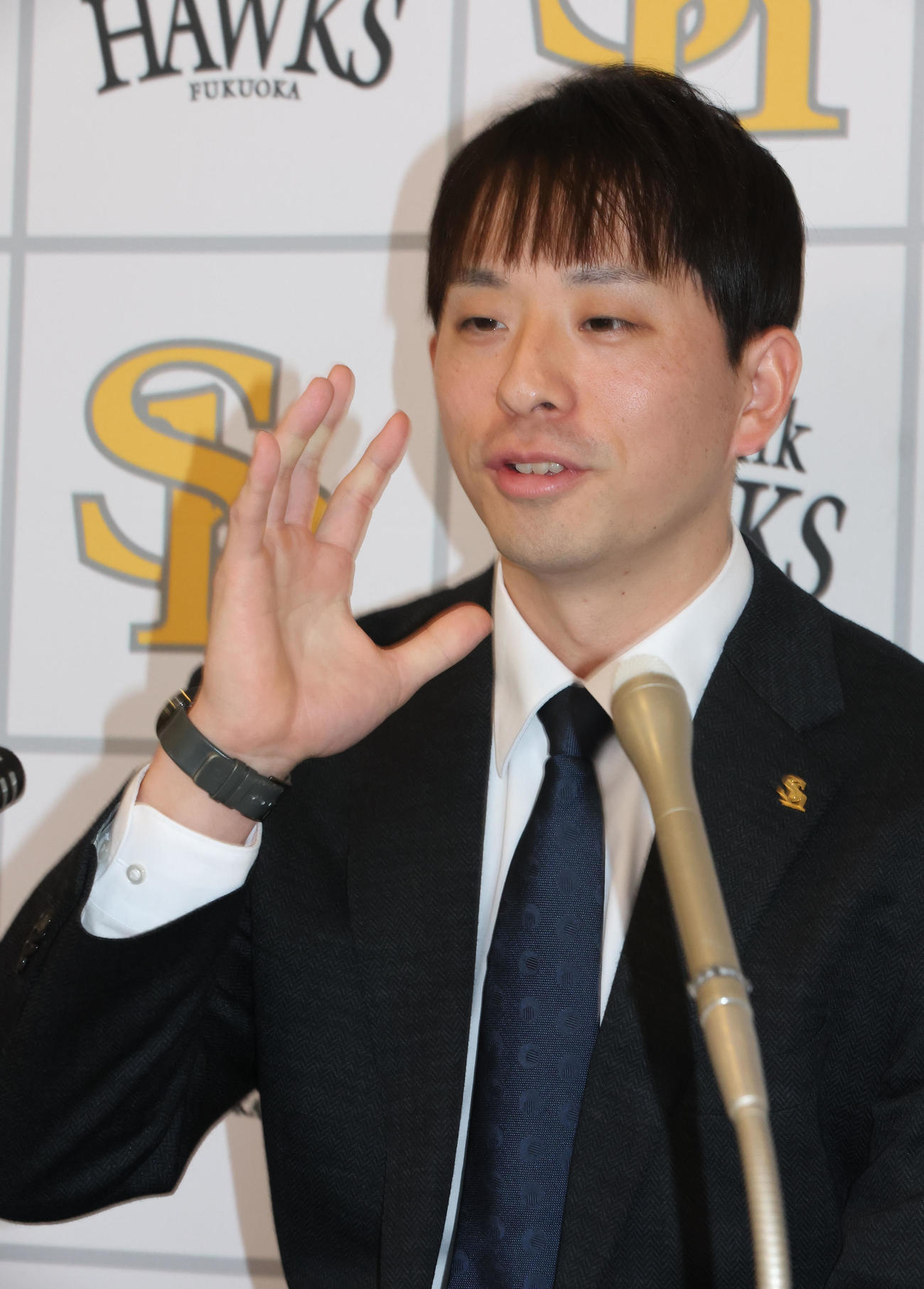 契約更改を終えたソフトバンク大関は会見で話をする（撮影・梅根麻紀）