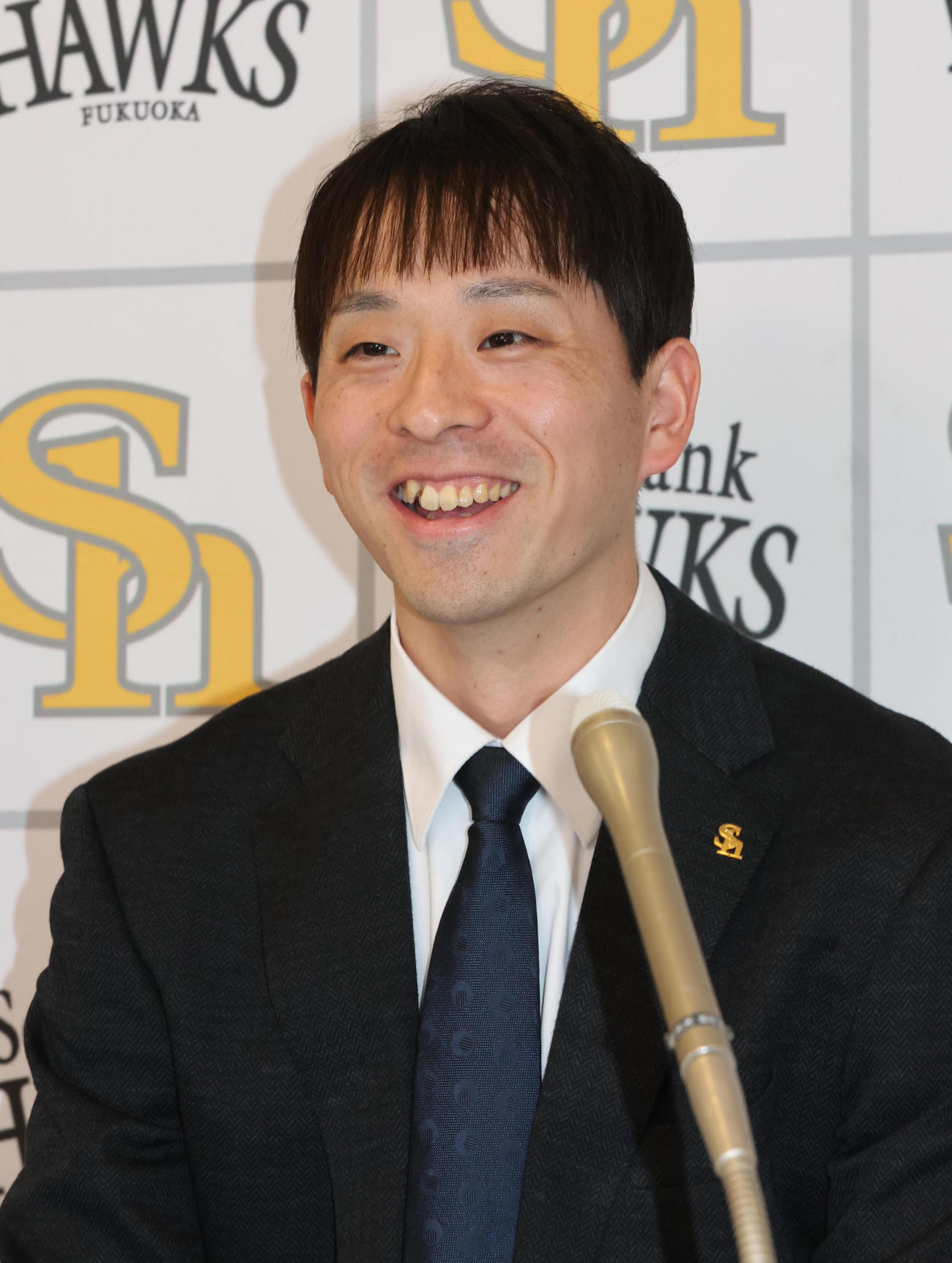 契約更改を終えたソフトバンク大関は会見で話をする（撮影・梅根麻紀）