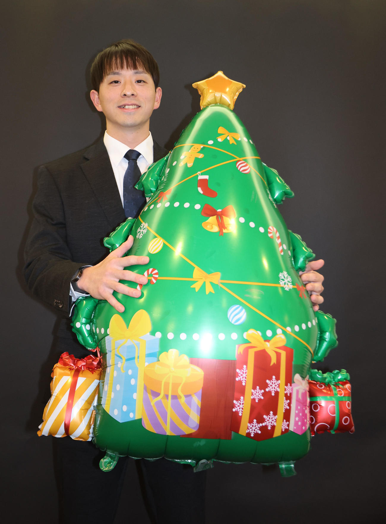契約更改を終えたソフトバンク大関はクリスマスチュリーのバルーンを手に笑顔（撮影・梅根麻紀）