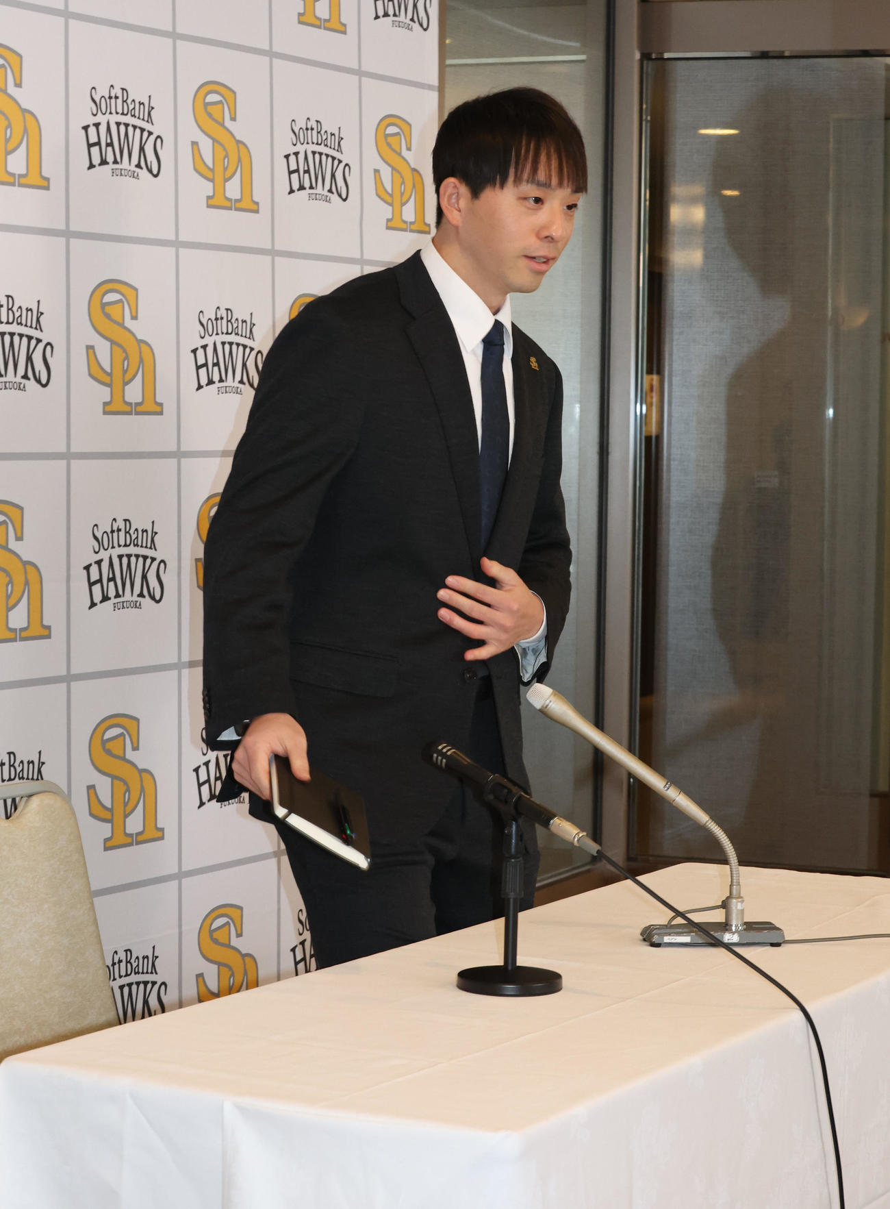 契約更改を終えたソフトバンク大関は手帳を手に会見の席に着く（撮影・梅根麻紀）
