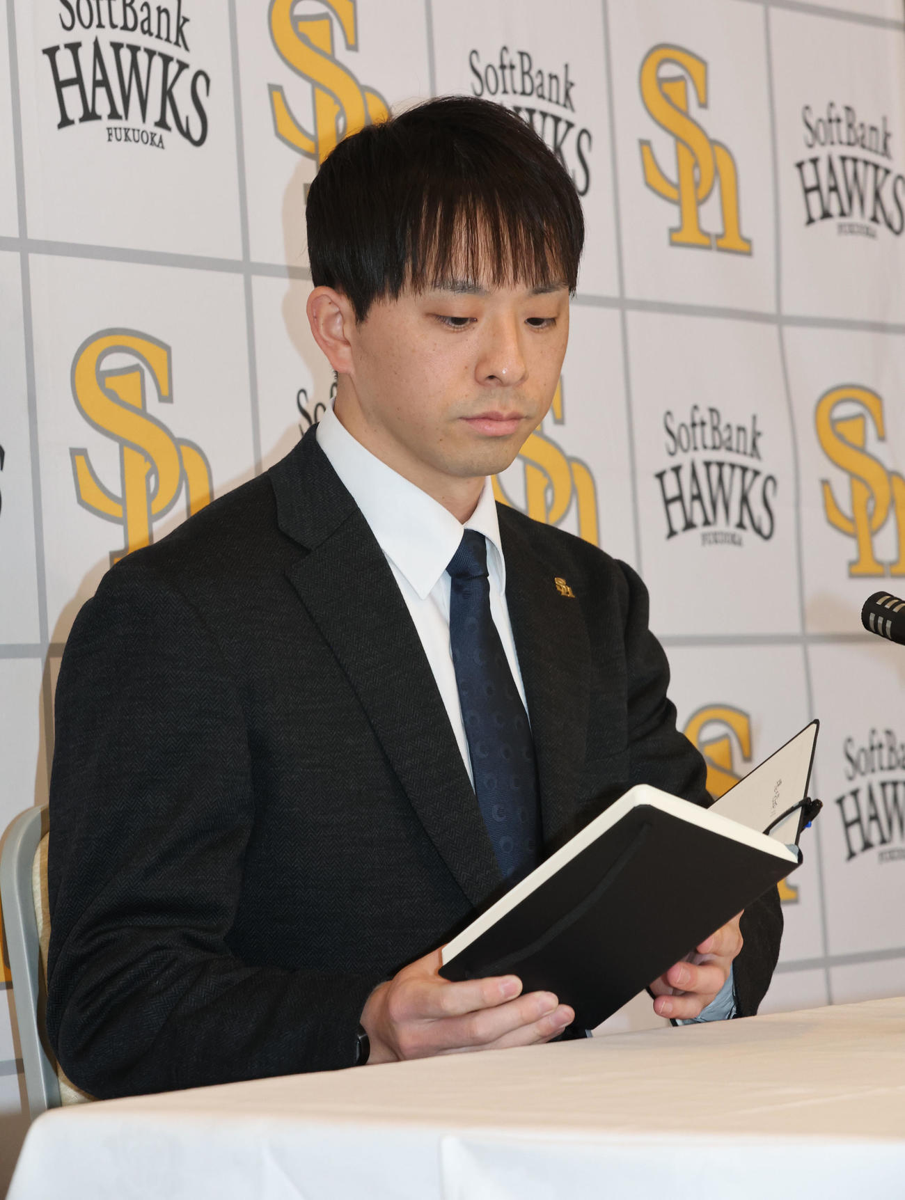契約更改を終えたソフトバンク大関は手帳を手に会見の席に着く（撮影・梅根麻紀）