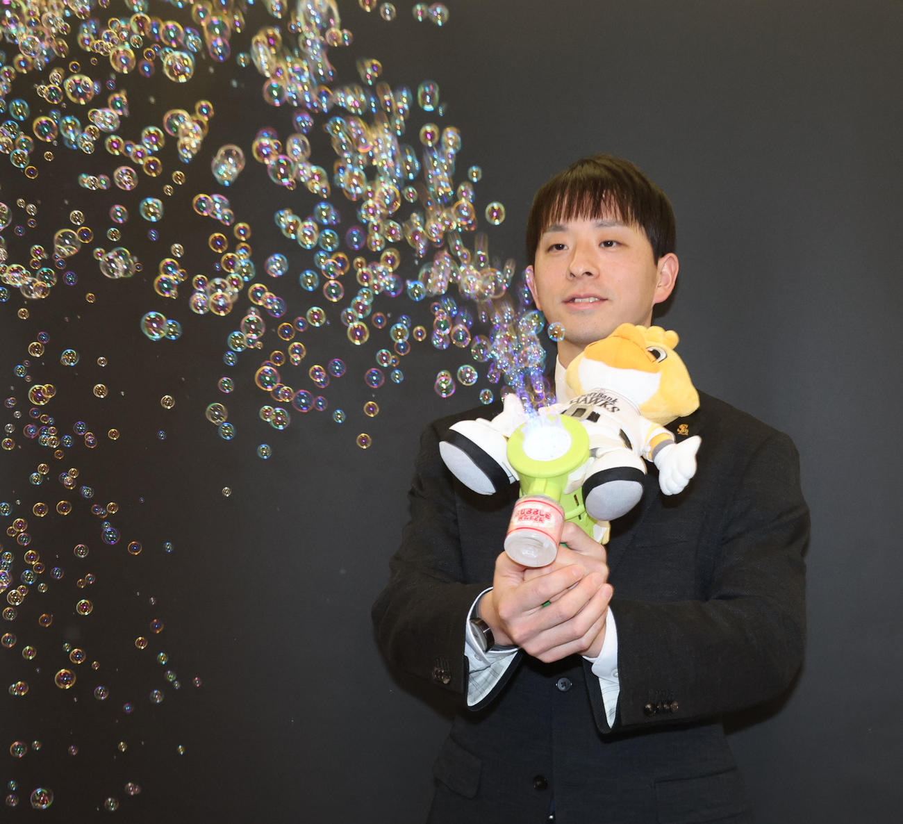 契約更改を終えたソフトバンク大関はシャボン玉を飛ばす。夢いっぱい！（撮影・梅根麻紀）