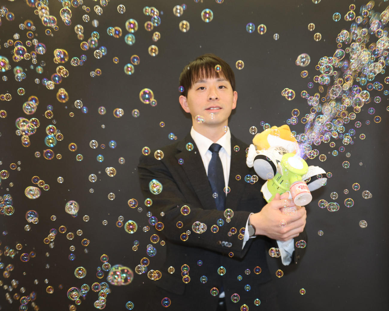 契約更改を終えたソフトバンク大関はシャボン玉を飛ばす。夢いっぱい！（撮影・梅根麻紀）