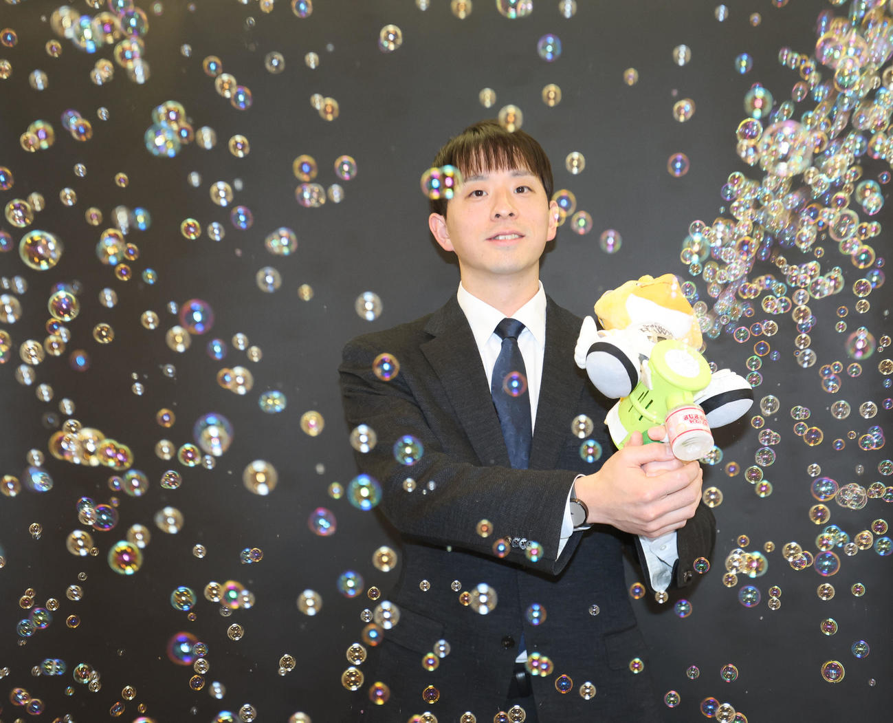 契約更改を終えたソフトバンク大関はシャボン玉を飛ばす。夢いっぱい！（撮影・梅根麻紀）