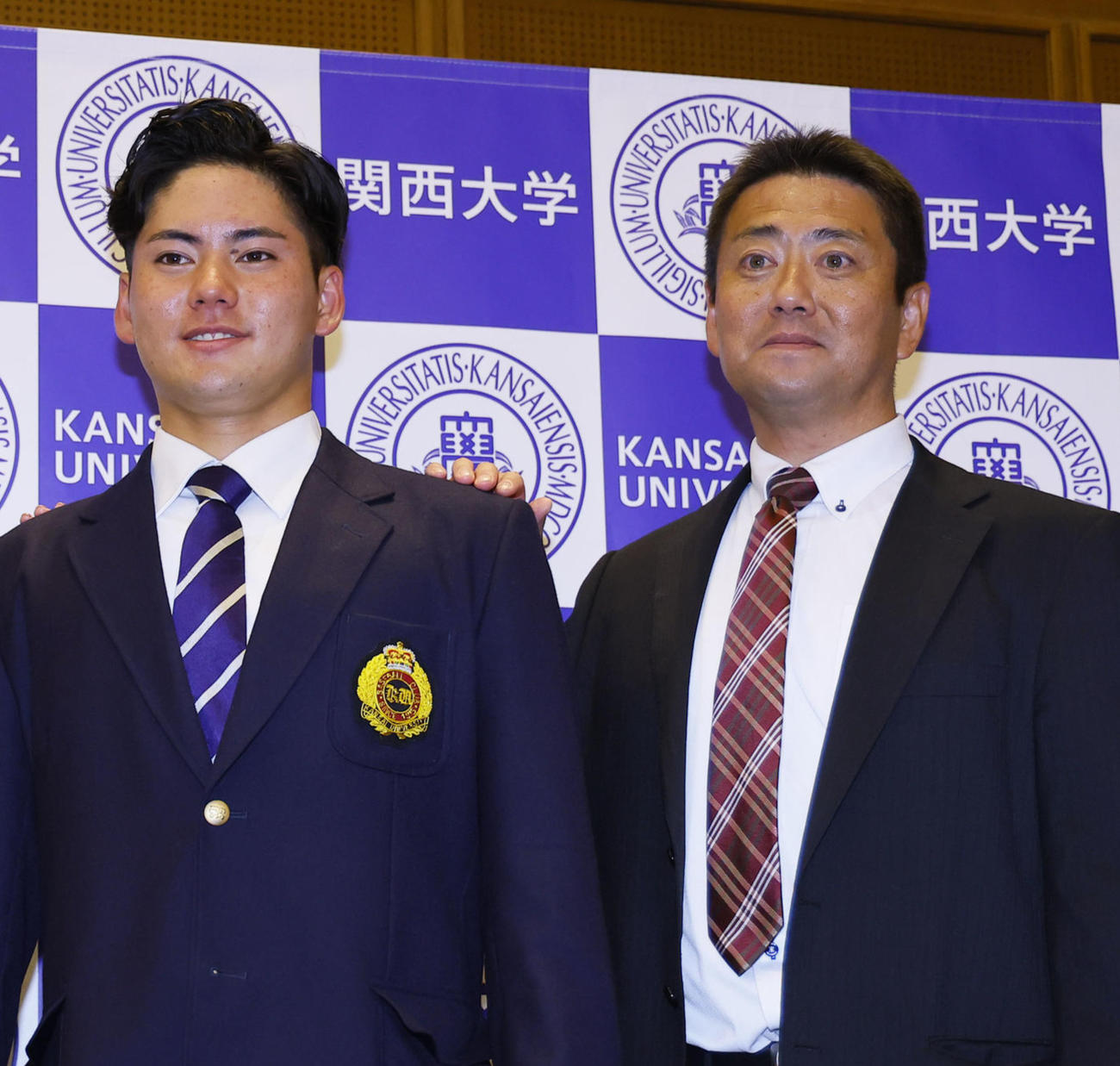 父雄一さん（右）と写真に納まる金丸（2024年10月撮影）