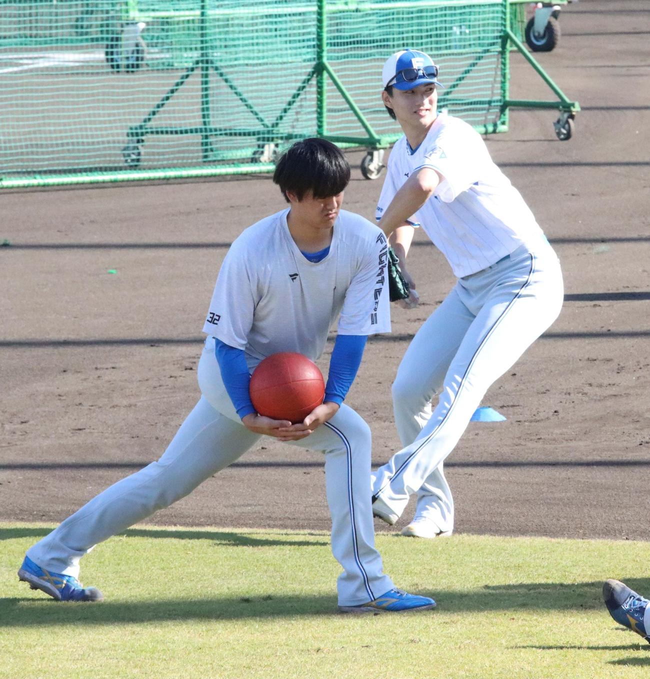 11月の鎌ケ谷、達（右）と並んでトレーニングする日本ハム藤田琉