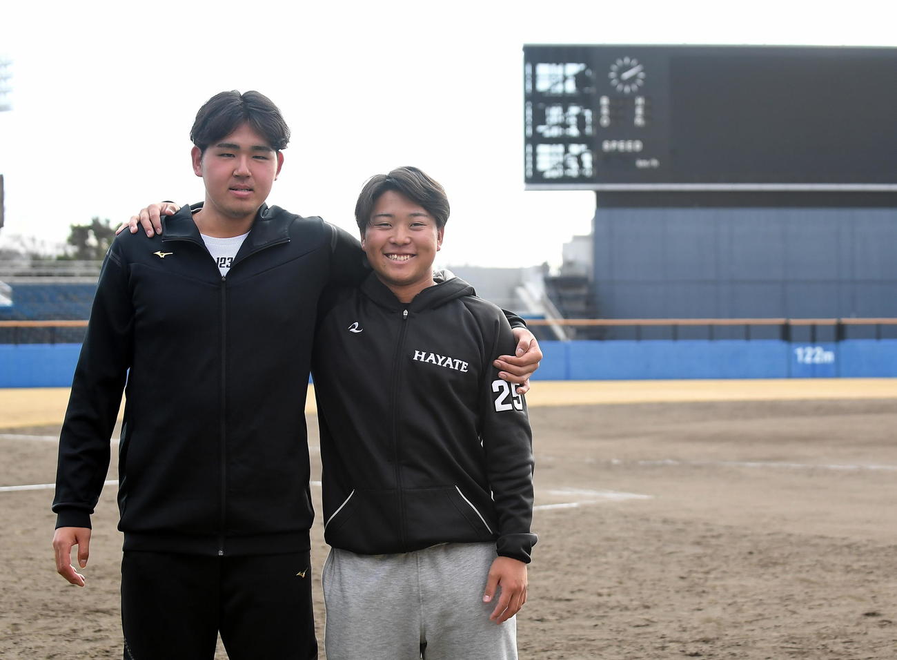 草薙球場での自主トレを終え、知徳の同級生・くふうハヤテ松本（右）と写真に納まる広島小船