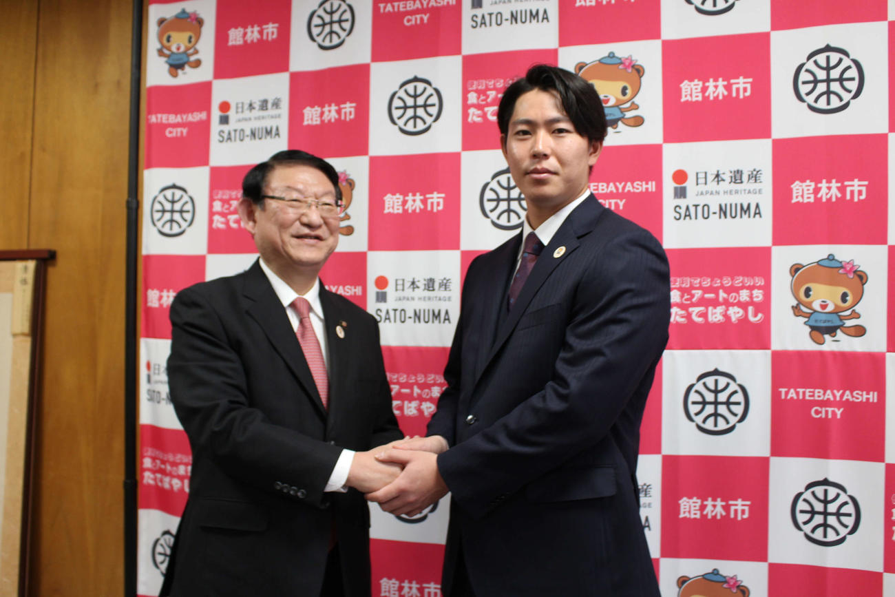 皆川は多田市長（左）とがっちり握手