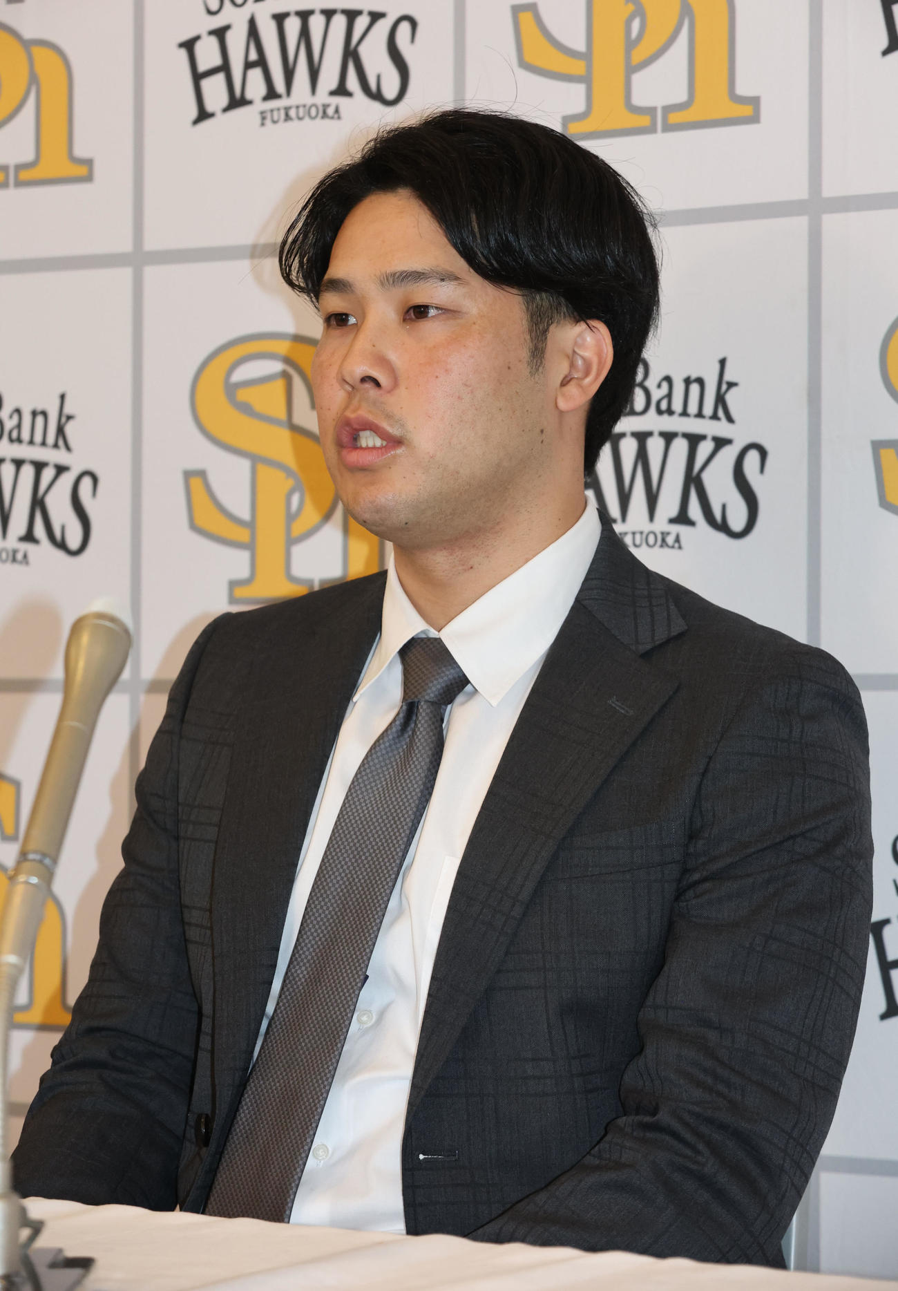 契約更改を終えたソフトバンク藤井は会見で話をする（撮影・梅根麻紀）