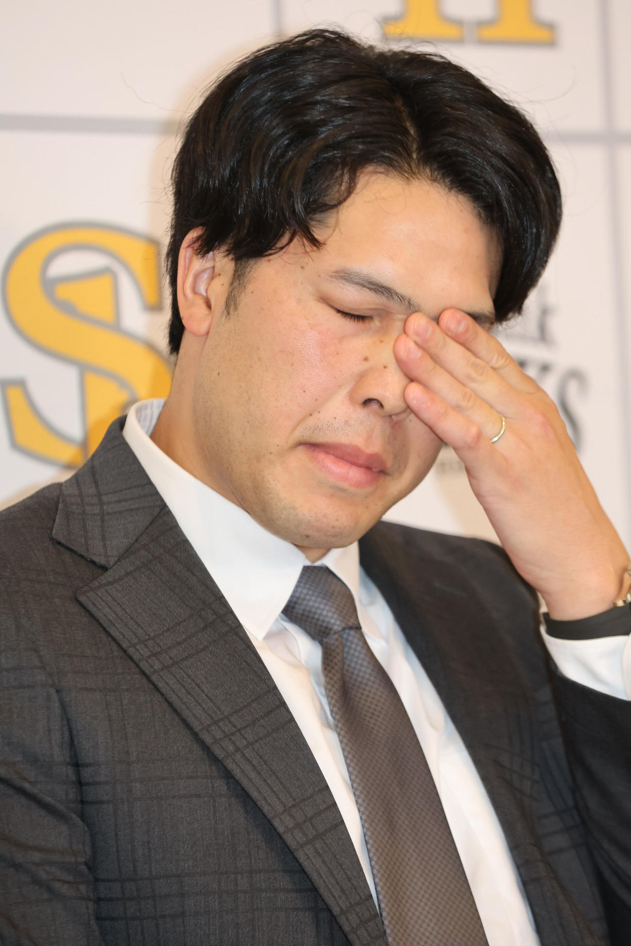 契約更改を終えたソフトバンク藤井は会見で話をする（撮影・梅根麻紀）