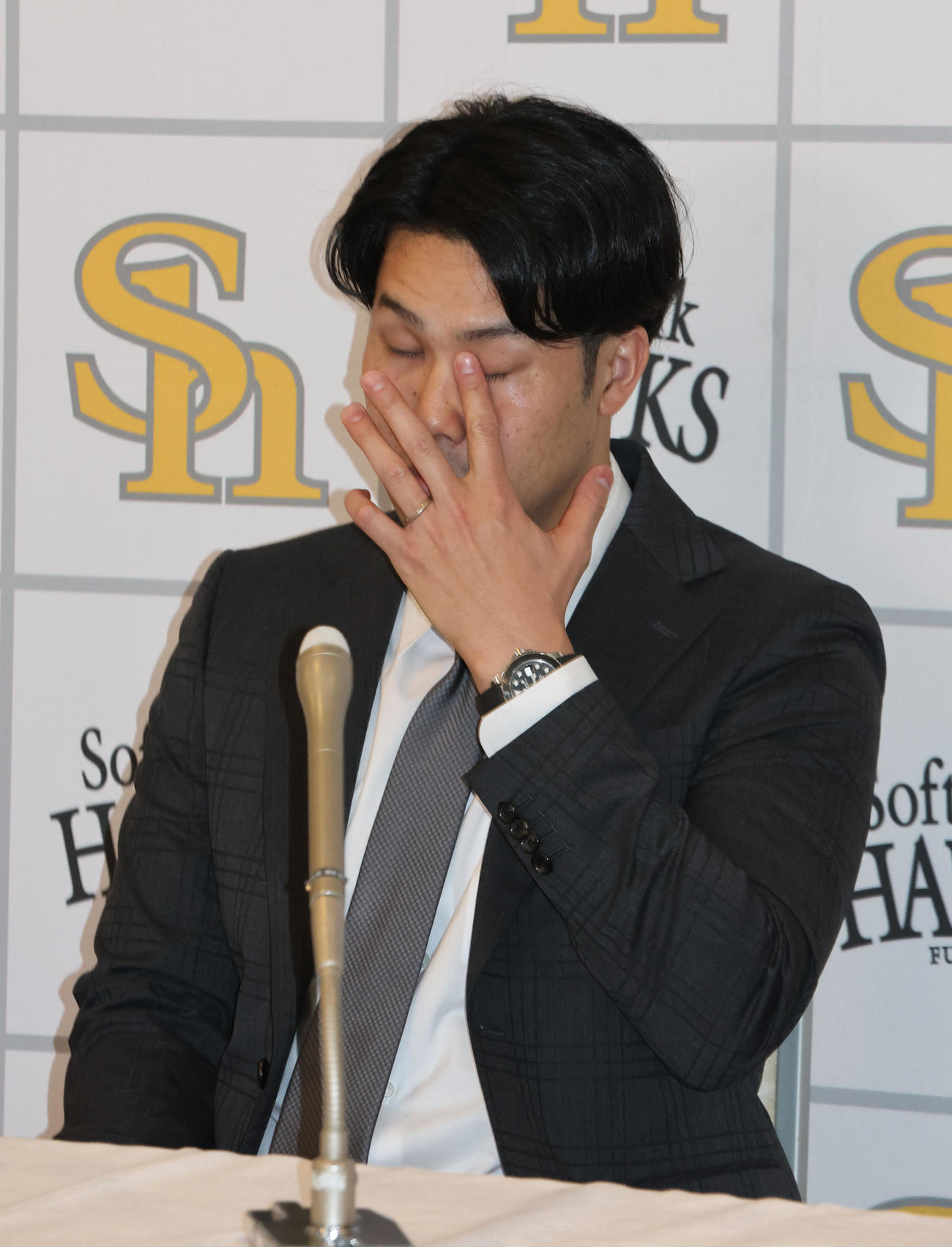 契約更改を終えたソフトバンク藤井は会見で話をする（撮影・梅根麻紀）