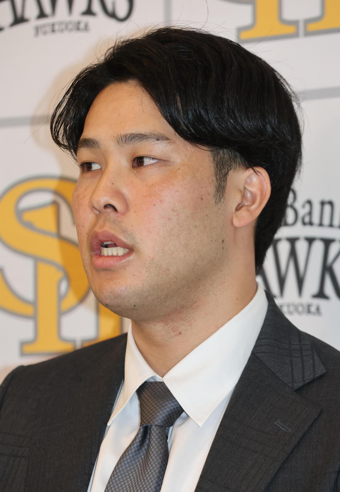 契約更改を終えたソフトバンク藤井は会見で話をする（撮影・梅根麻紀）