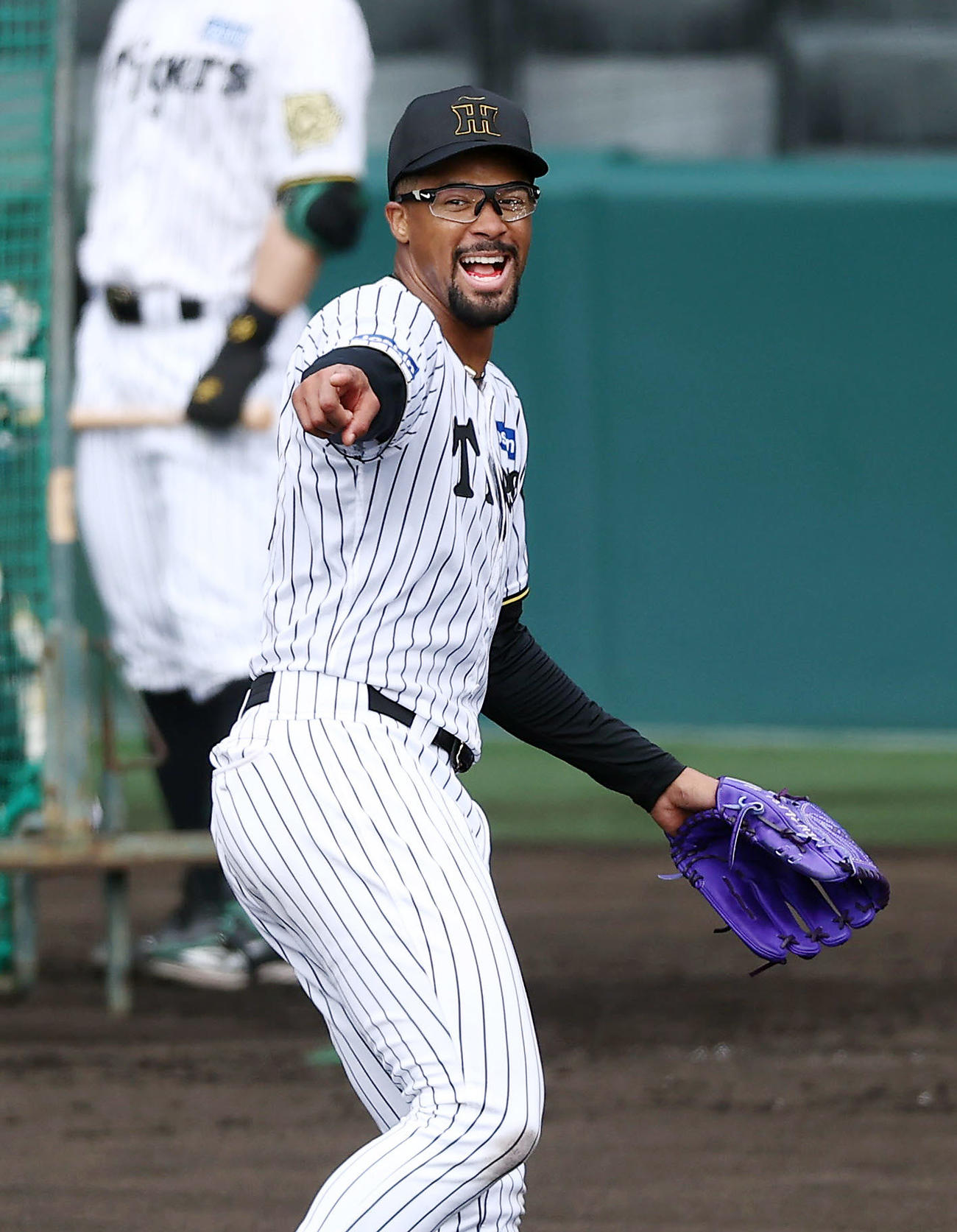 10月18日、練習で笑顔を見せる阪神ジョン・デュプランティエ