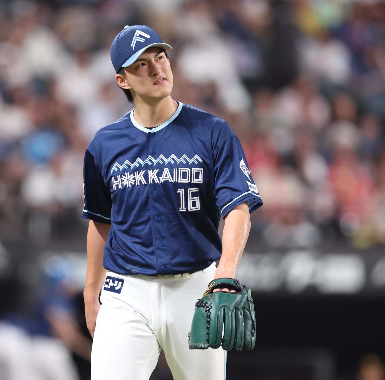 2025年7月31日、日本ハム対ソフトバンク　5回表、失点し渋い表情で引き揚げる達孝太