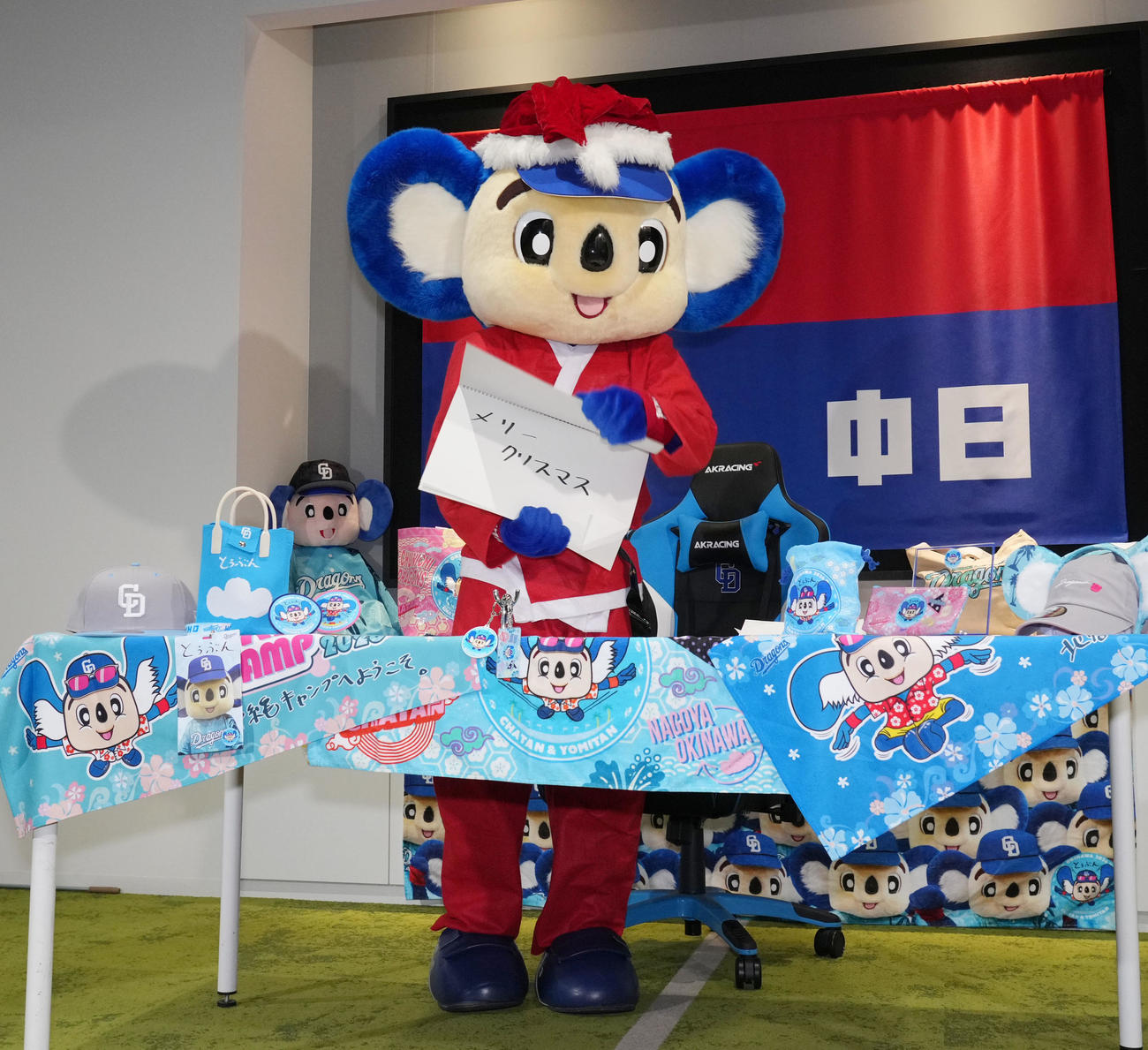 契約交渉を終え会見前に「メリークリスマス」と告げるドアラ（撮影・森本幸一）