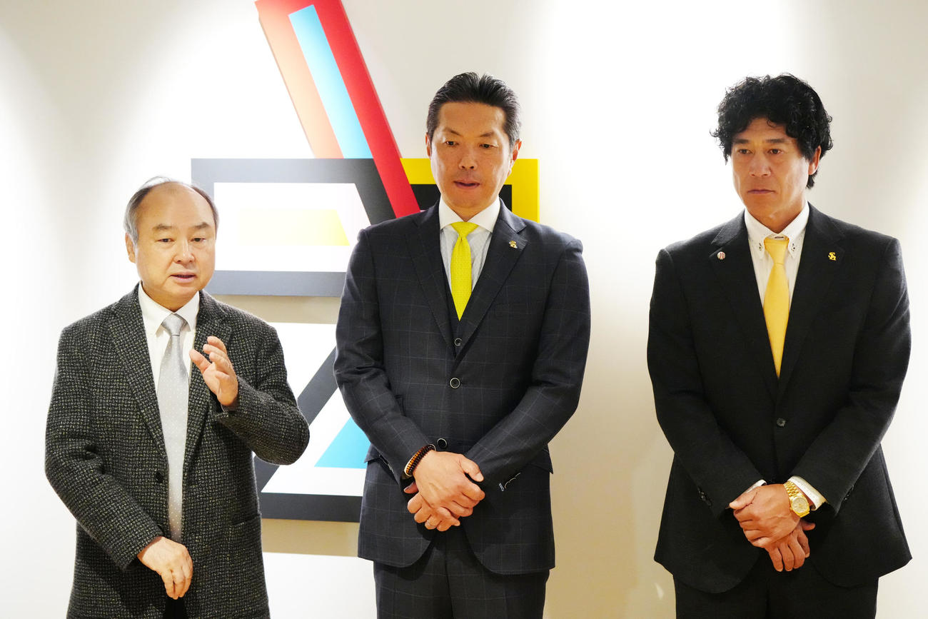 報告会前、取材に応じる、左からソフトバンク孫オーナー、小久保監督、城島CBO（撮影・江口和貴）