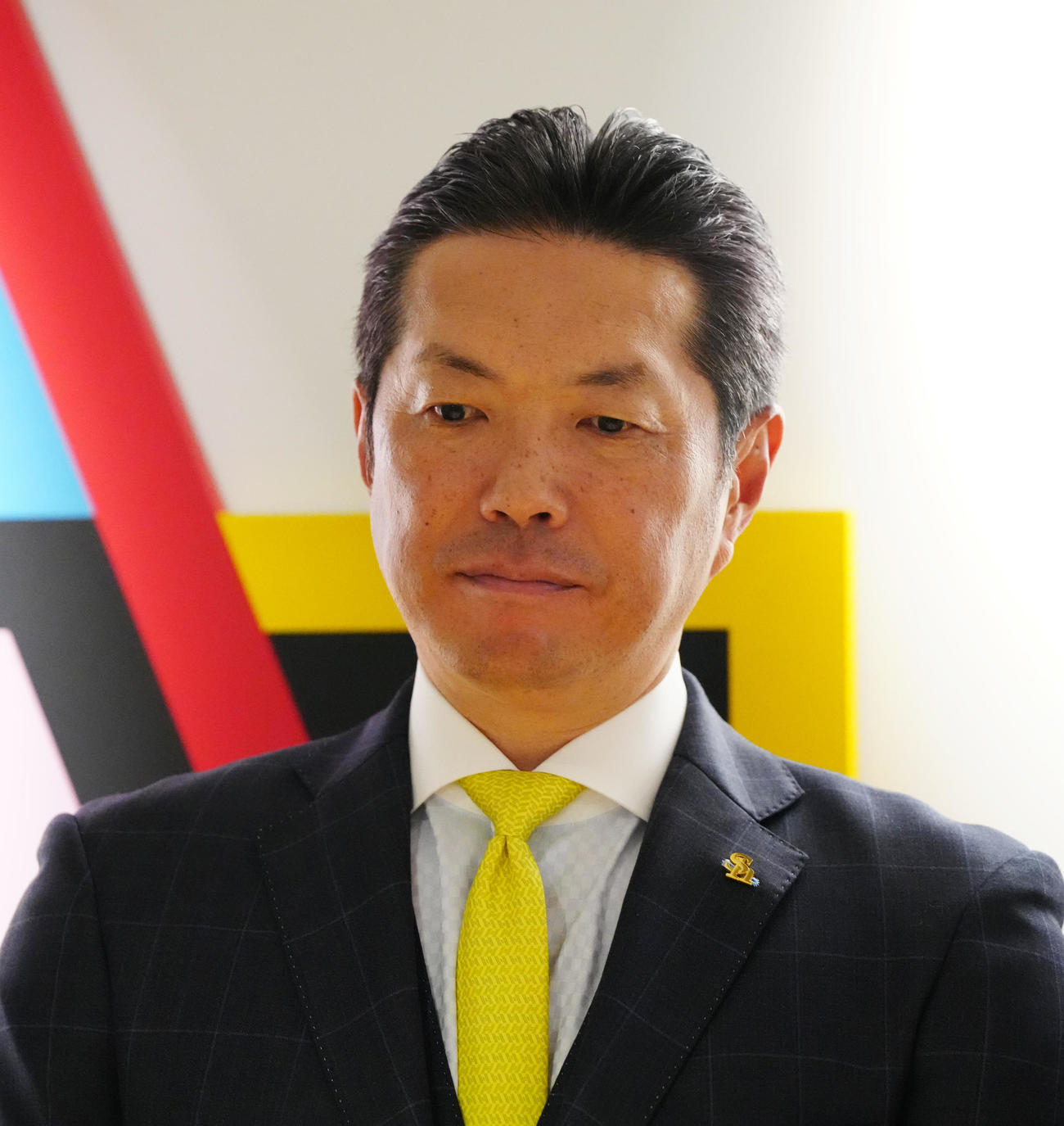 報告会前、ソフトバンク孫オーナーの話を聞く小久保監督（撮影・江口和貴）