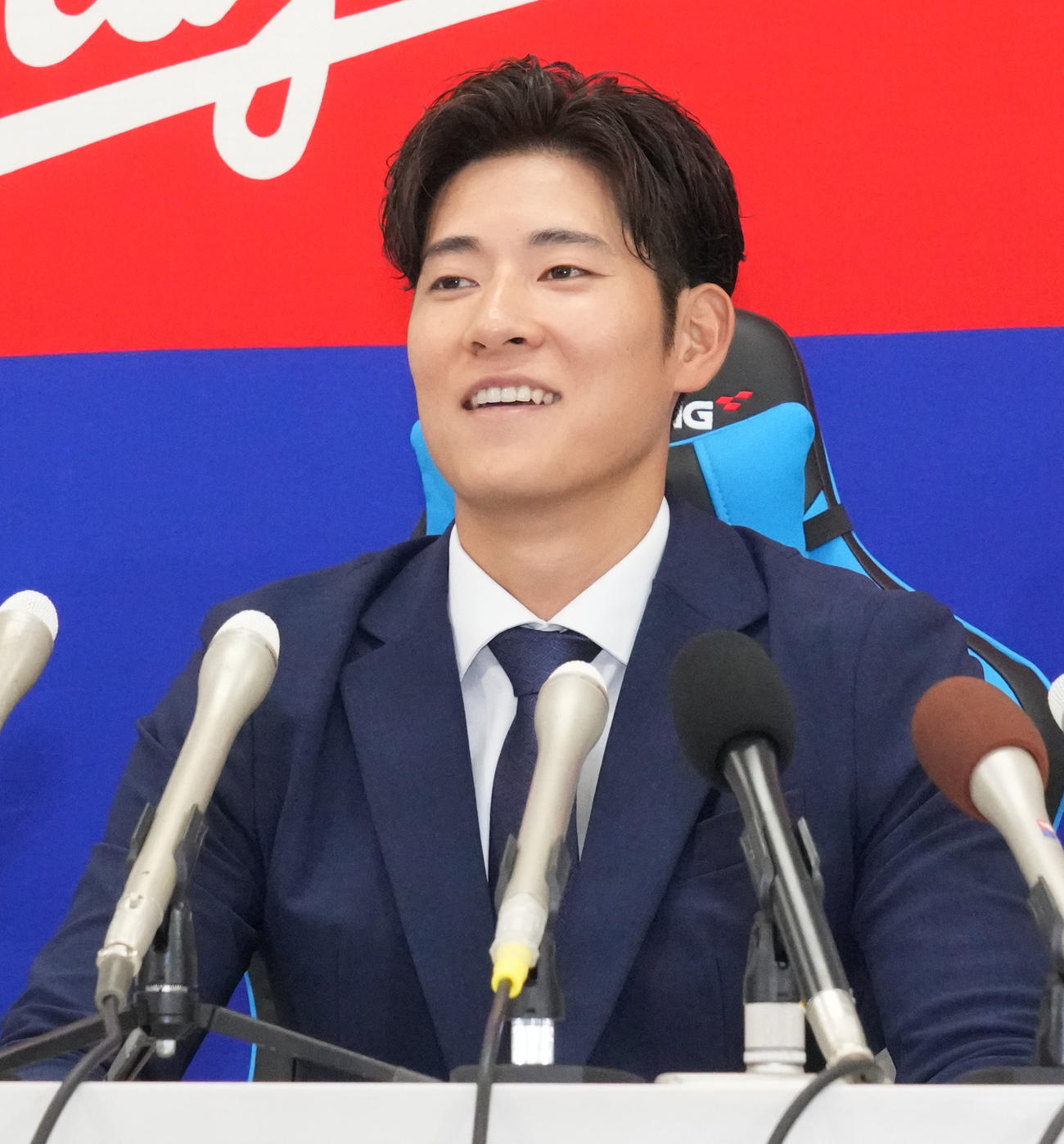 交渉を終え会見する上林（撮影・森本幸一）