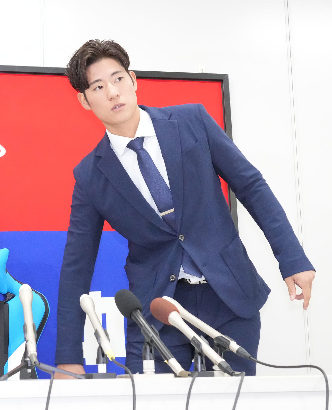 交渉を終え会見の席に着く上林（撮影・森本幸一）