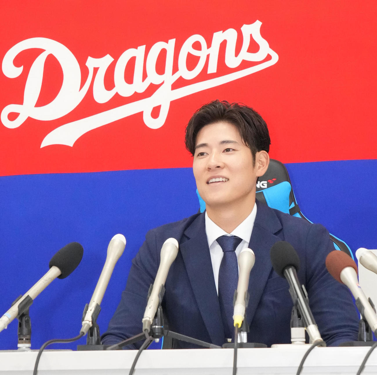 交渉を終え会見する上林（撮影・森本幸一）