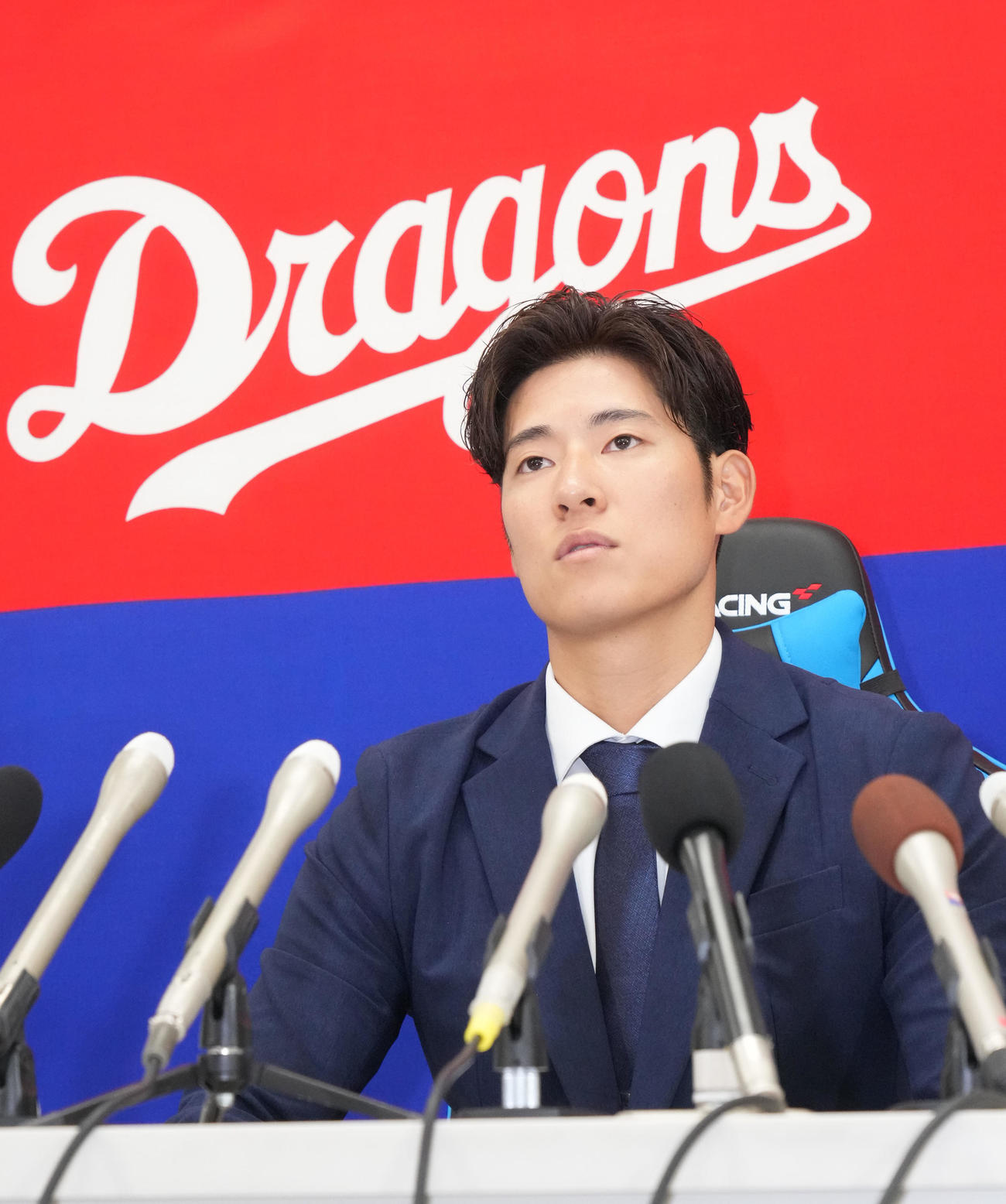 交渉を終え会見する上林（撮影・森本幸一）