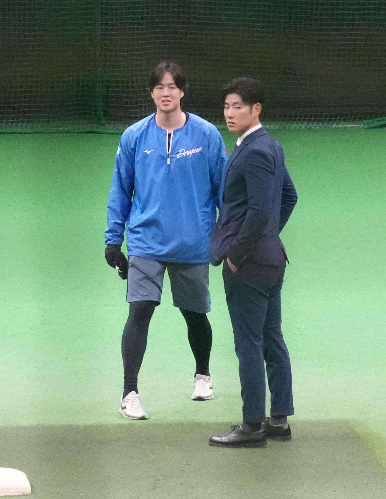 交渉前、梅津（左）と言葉を交わす上林（撮影・森本幸一）
