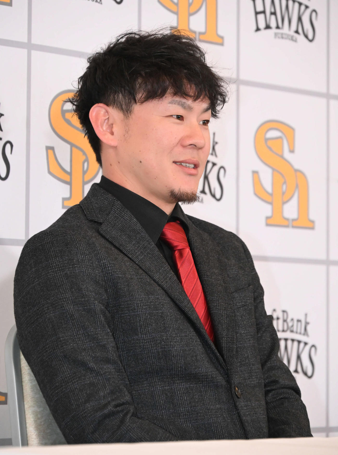 契約更改を終え会見に臨む牧原大（撮影・林敢治）